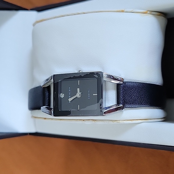 Ladies Watch - Picture 2 of 4